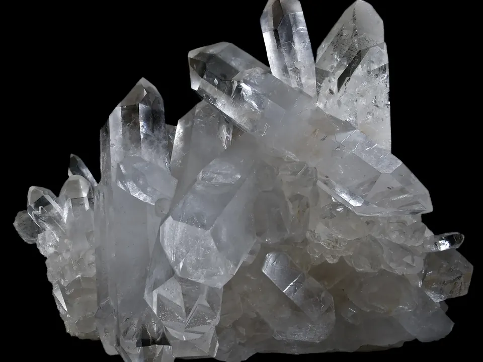 Natural quartz crystals, the mineral behind silica powder